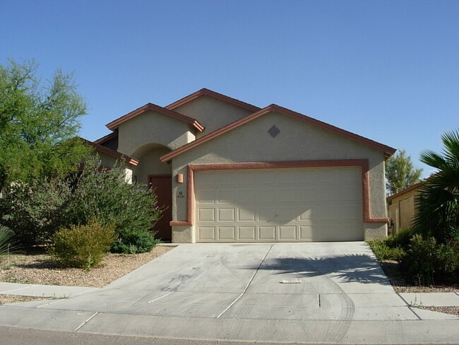 Building Photo - 4 BEDEEM 2 BATH HOME IN RITA RANCH AVAILAB...