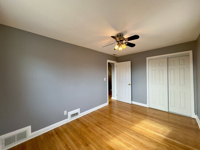 Building Photo - Spacious 4-Bedroom Townhome with Modern Am...