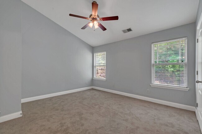 Building Photo - Awesome 3BE/2.5BA home in Bellevue!