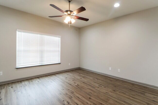 Building Photo - 420 Sapphire Ln