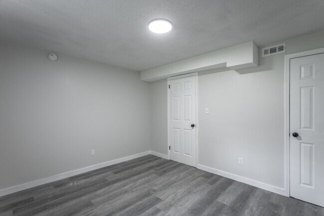 Building Photo - 833 Sylvan Dr