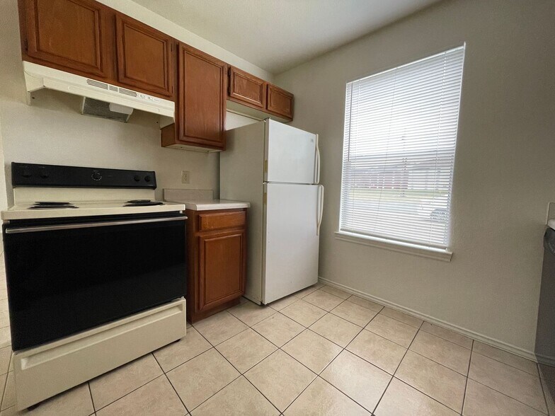 Building Photo - 1712 Benttree Dr