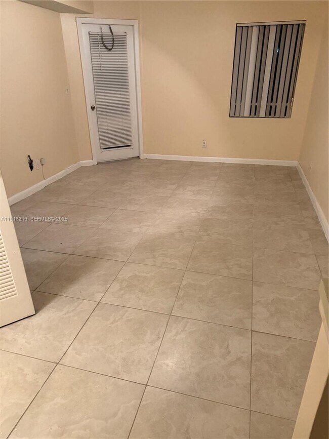 Building Photo - 9999 Summerbreeze Dr