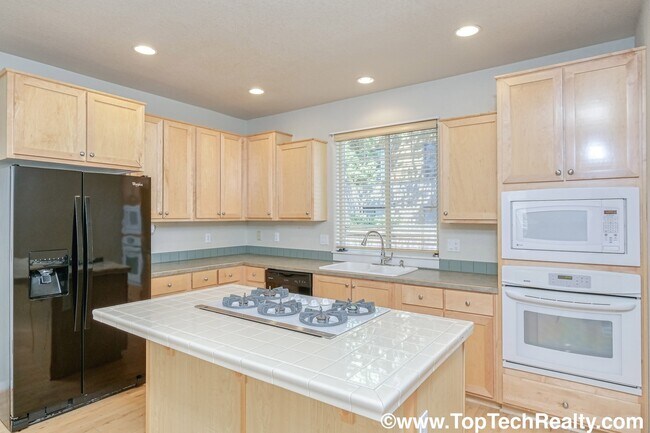 Building Photo - Delightful 3 Bed | 2.5 Bath Townhome | Beaverton | Minutes to Shopping, Dining & Parks | Prime Lo...
