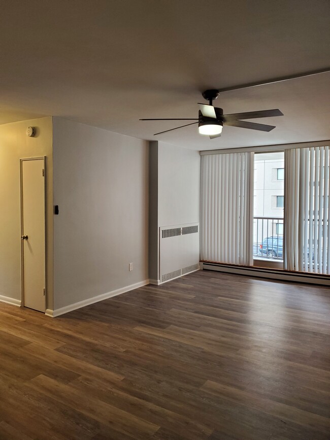 LIVING ROOM W/PRIVATE BALCONY - 1301 N Harrison St