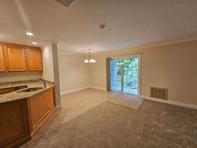 Building Photo - Spacious 2 Bed, 1 Bath Condo