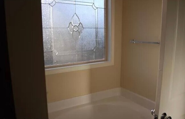 Building Photo - Spacious 4 bed with bonus room!