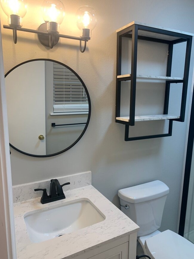 Building Photo - Beautiful updated 3 Bedroom 2 Bathroom Hom...