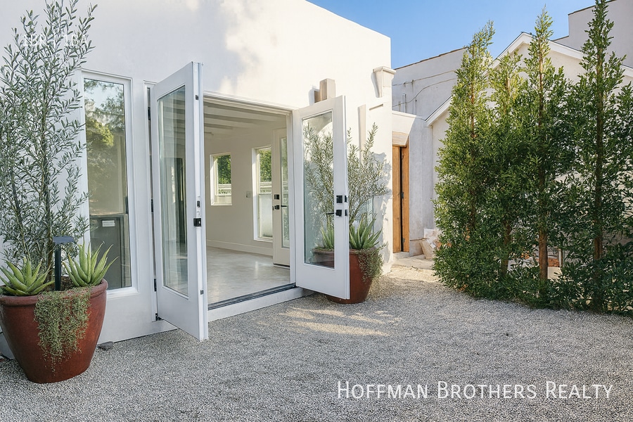 Building Photo - 1249 1/4 N Beachwood Dr