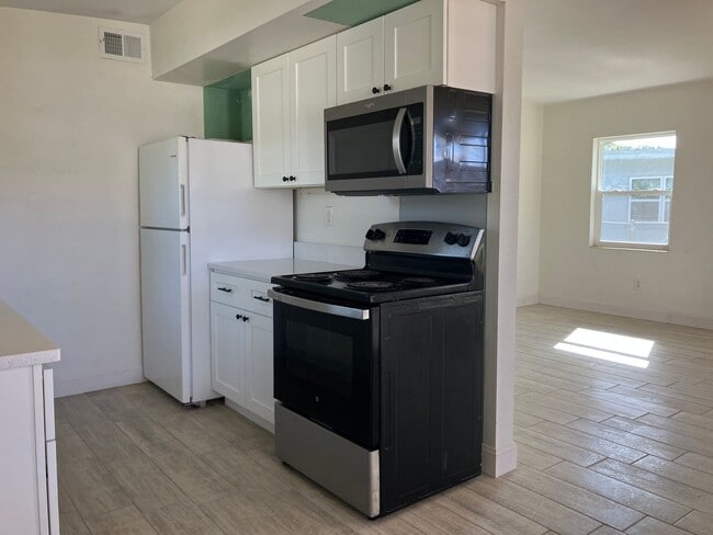 Building Photo - 2 Bed 1 Bath Home | Pet Friendly | Washer Dryer Hook Ups | Section 8 Welcome