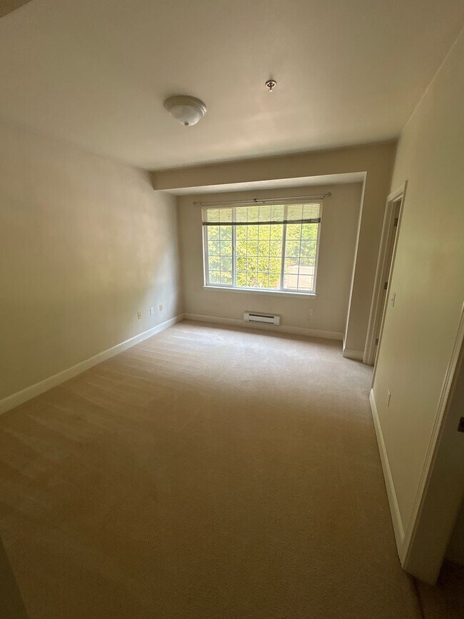 Building Photo - 2B, 2BA upstairs condo in SW Renton with g...