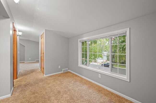 Building Photo - 1711 Rose Pl W