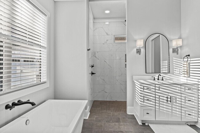 Building Photo - 533 Tom Cobb Dr