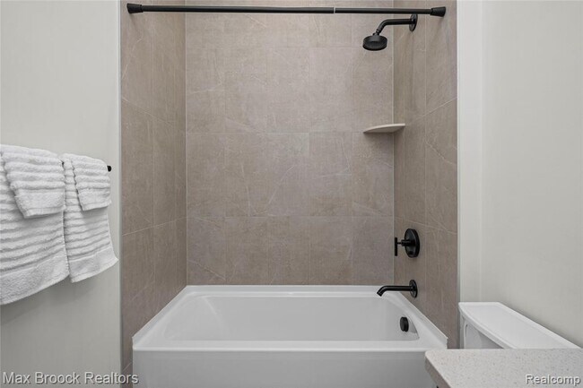 Building Photo - 5636 Suffolk Ct