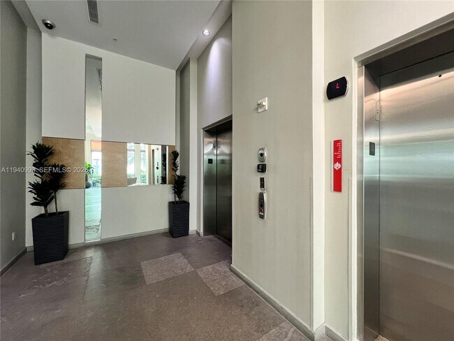 Building Photo - 333 NE 24th St