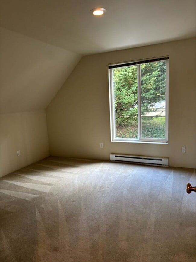 Building Photo - Welcome to this charming and inviting 3-bedroom, 1.5-bath home