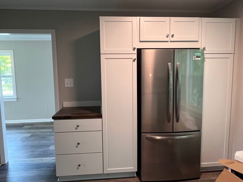 Upstairs Kitchen - 137 Holly Cresent Dr