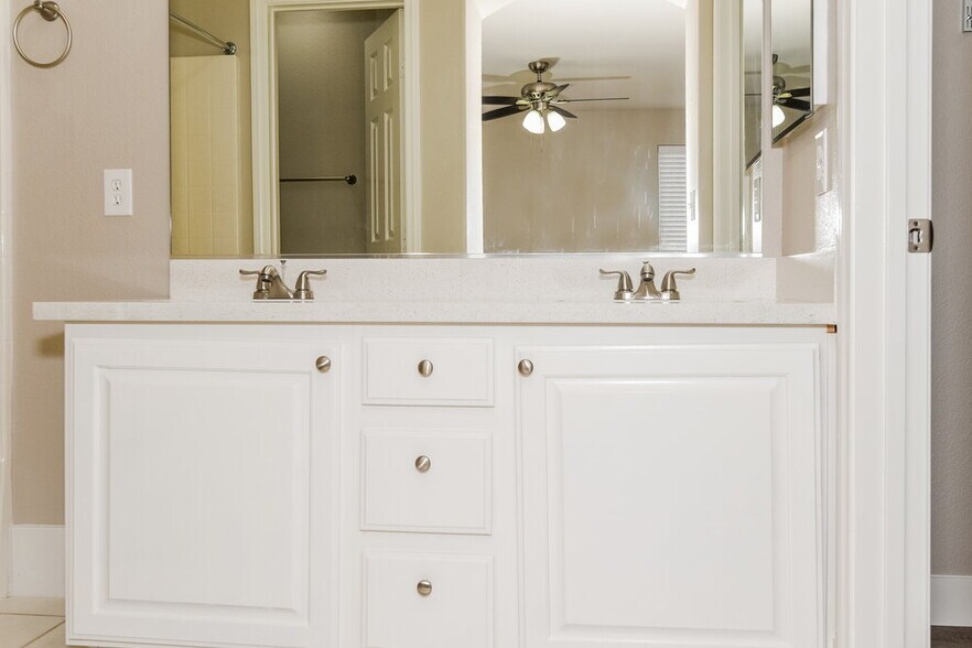 Building Photo - 5984 Tunbridge Ave