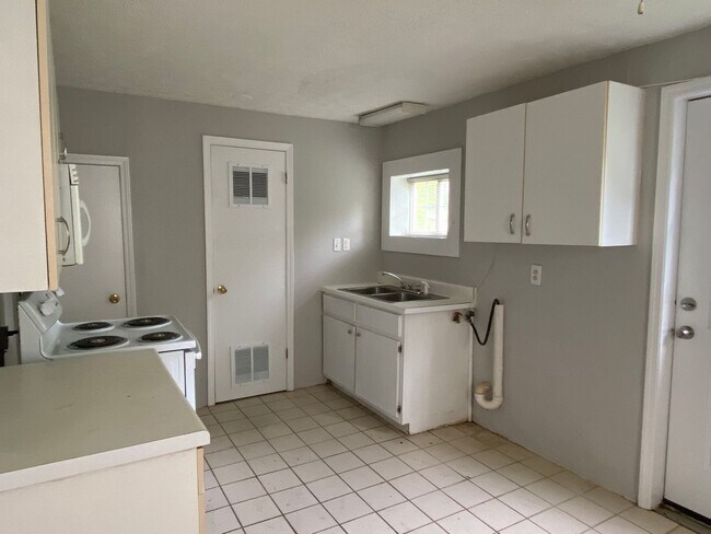 Building Photo - 2 Bedrooms, 1 Bathroom - Centre, AL Apartment