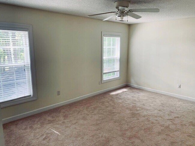 Building Photo - Location: Beautiful 3 bedroom, 2.5 bathroom single family home in Eagles Pointe Bluffton SC!