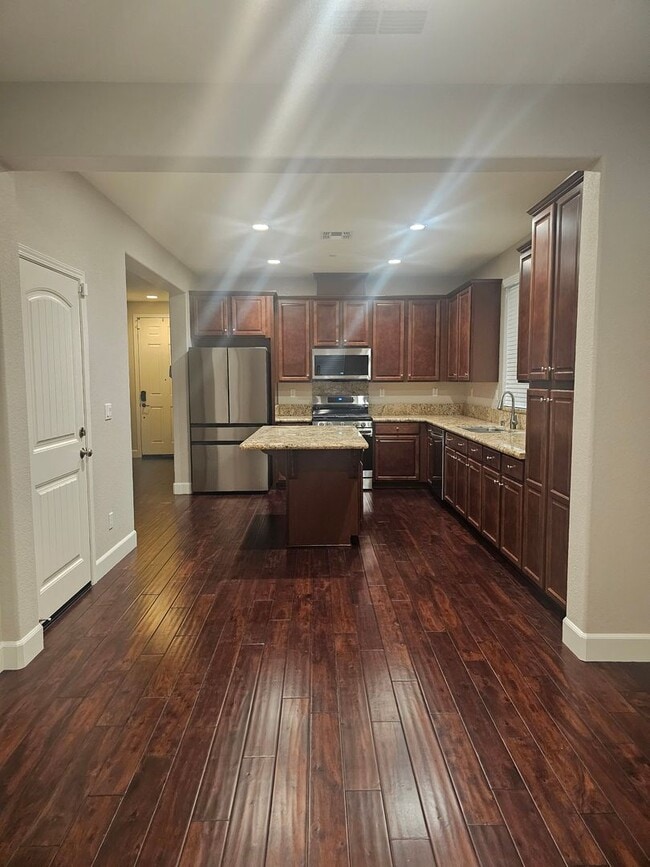 Building Photo - Beautiful 3 Bd 2 Bath home - Available NOW