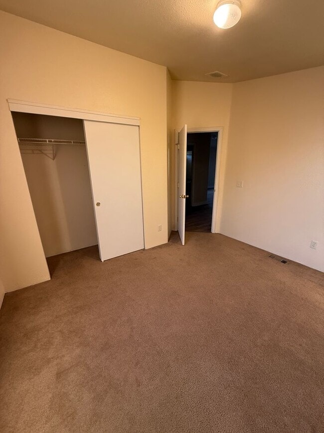 Building Photo - Don’t miss out on this great home
