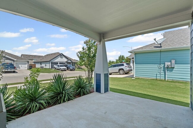 Building Photo - Craftsman in Cleburne