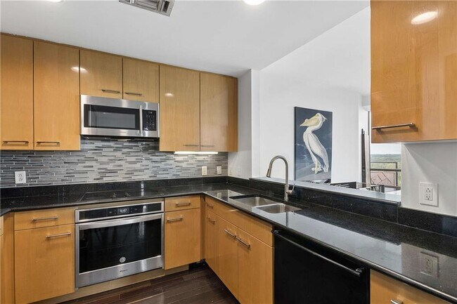 Building Photo - 700 Park Regency Pl NE