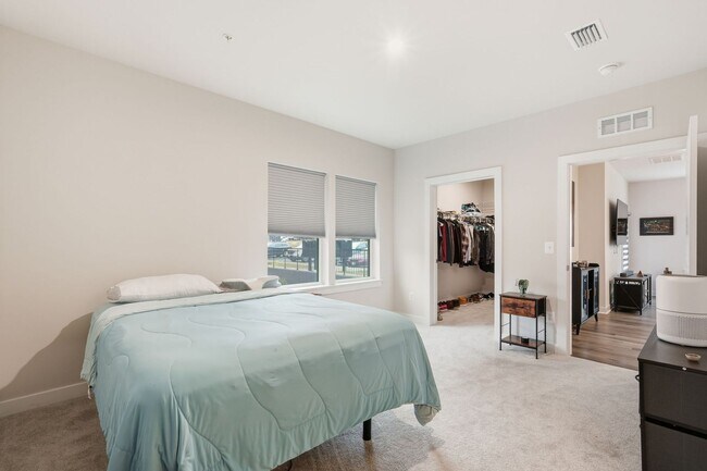 Building Photo - Move right into this immaculate, nearly new 2-bedroom, 2-bath condo offering modern finishes and ...