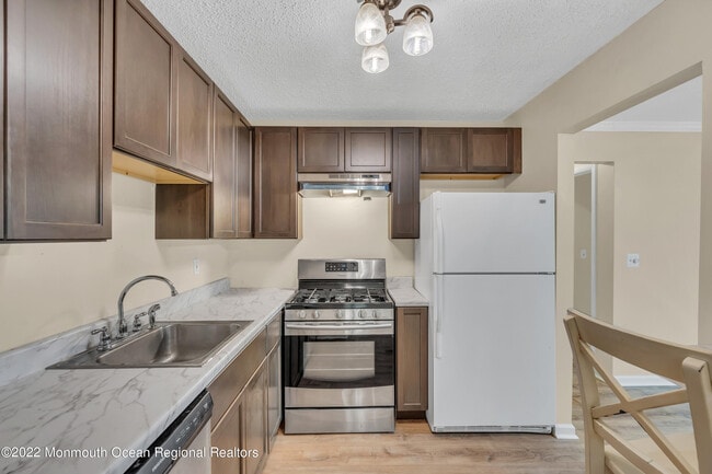 Building Photo - 134 Whispering Oaks Way