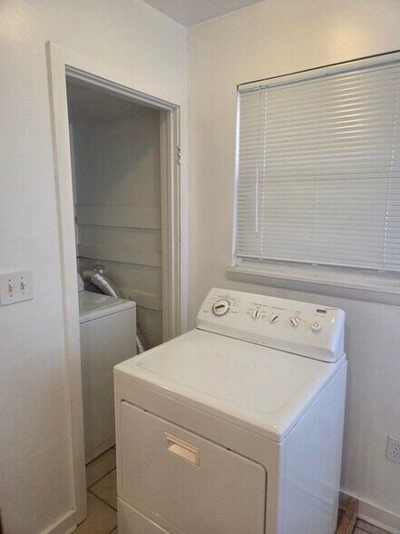 Building Photo - 7307 Dickinson Ave