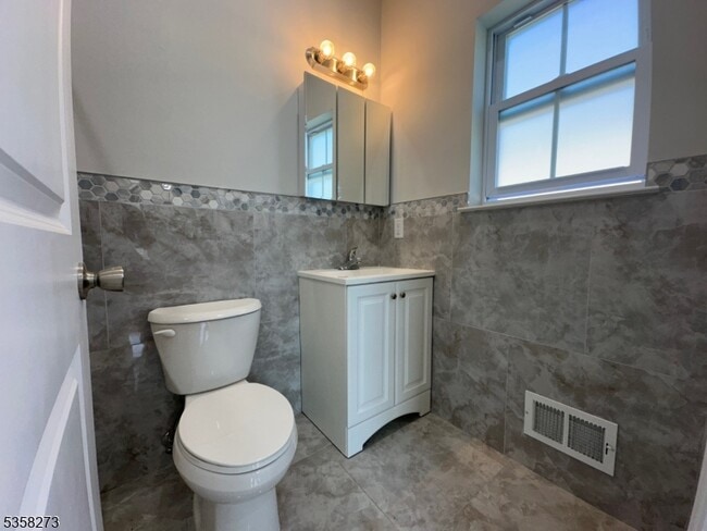 Building Photo - 476 Meade St