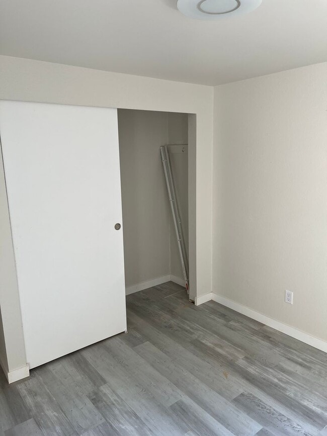 Building Photo - W55-56