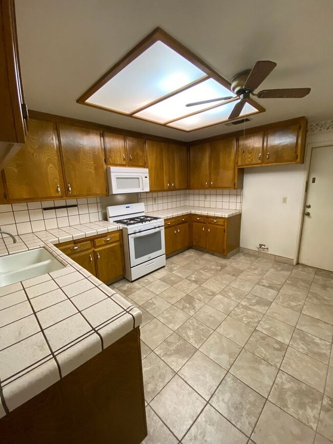 Building Photo - 2 Bedroom Condo in Gated Community!