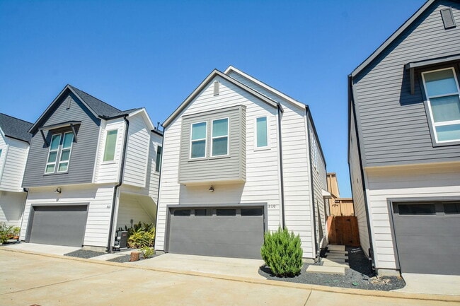 Building Photo - 310 Cyclamen St