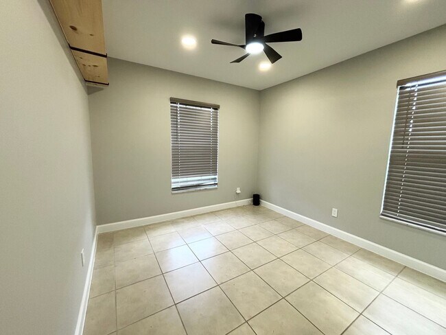 Building Photo - Newly Remodeled 3/2 with Pool
