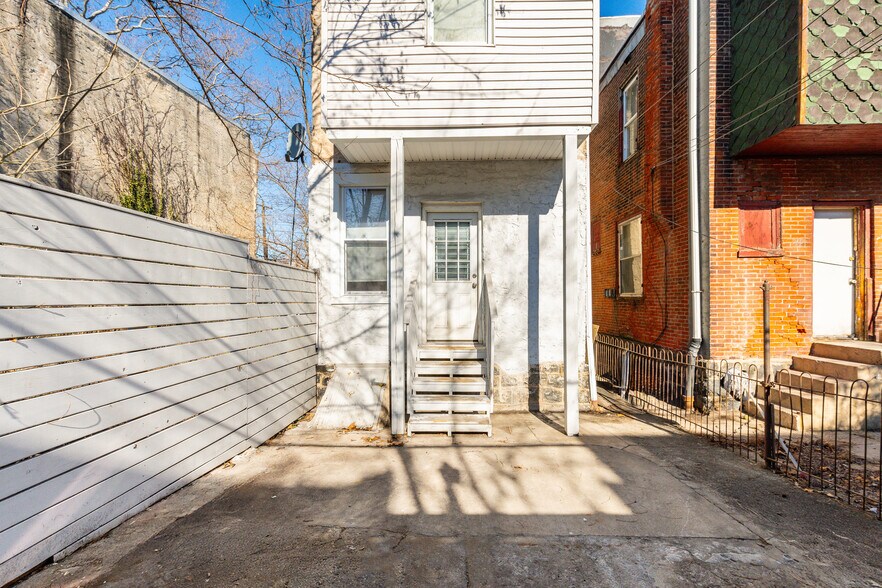 Building Photo - 3864 W Girard Ave