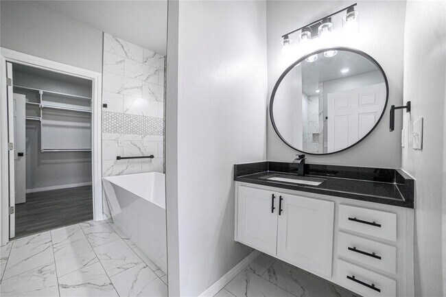 Building Photo - 4715 White Tail Ct