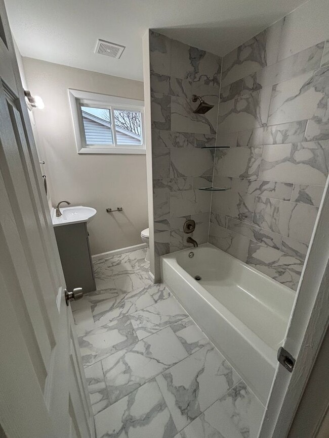 Building Photo - 4 Bedroom 3 Full Bathrooms Newly Renovated...