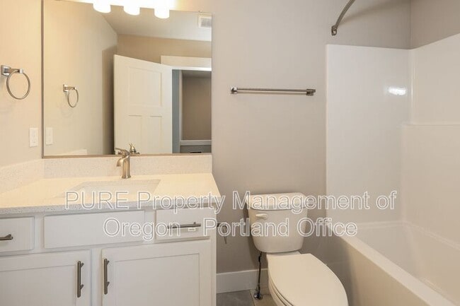 Building Photo - 512 NE Trillium Dr