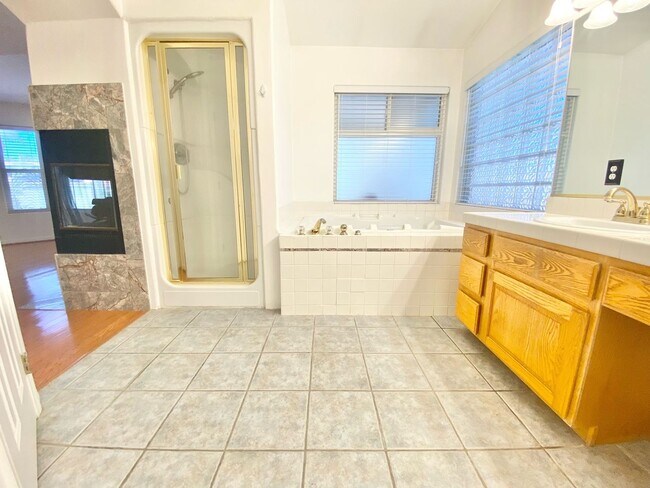 Building Photo - IMMACULATE HOME LOCATED IN SUMMERLIN, 4 BEDROOM 3.5 BATH, 3 CAR GARAGE