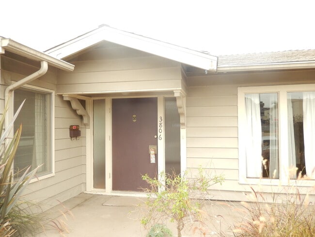Building Photo - Centrally Located 2 Bed, 2 Bath House in N...