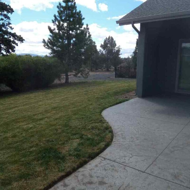 Building Photo - 2360 NW 19th St