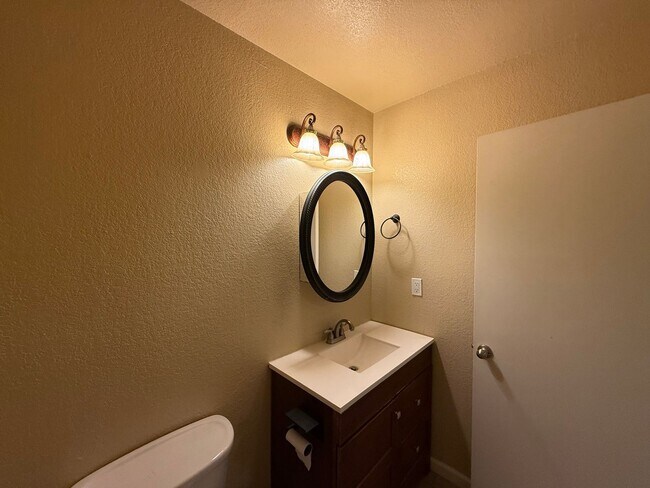 Building Photo - Moonstar &amp; Temescal Duplex