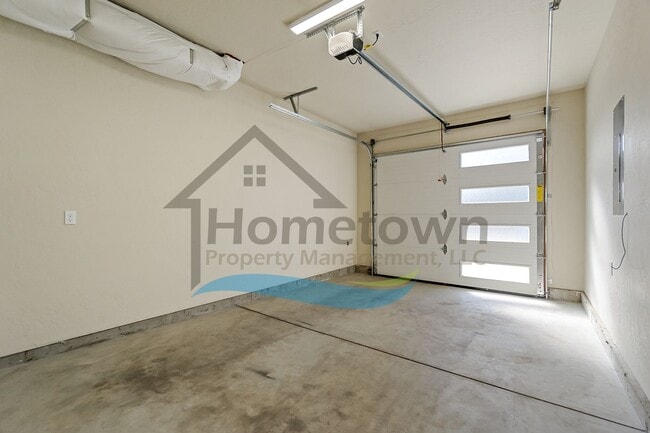 Building Photo - 2 Bedroom 2 Bath Home with Attached Garage...