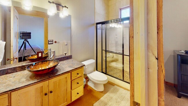 Building Photo - Luxurious and comfortable living experience