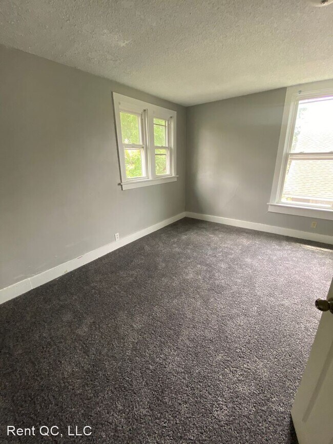 Building Photo - 5 br, 1.5 bath House - 207 E Locust Street