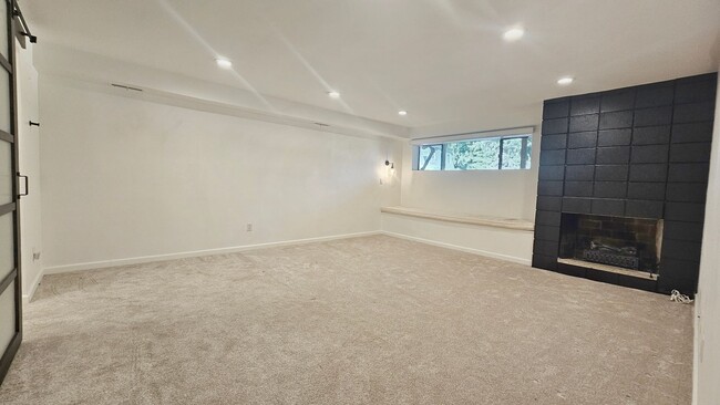 Building Photo - Modern Bellevue Townhome | Chef’s Kitchen, Dual Fireplaces & Private Patio