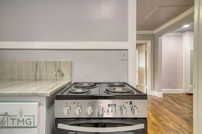 Building Photo - NEWLY REMODELED! Bungalow in the heart of KW!