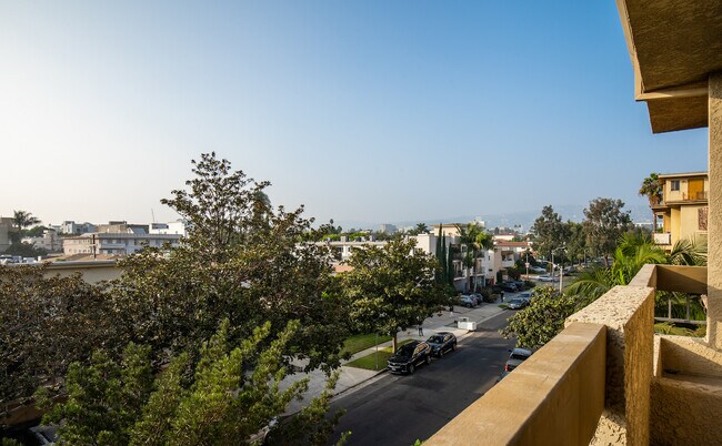 Building Photo - 828 S Bedford St